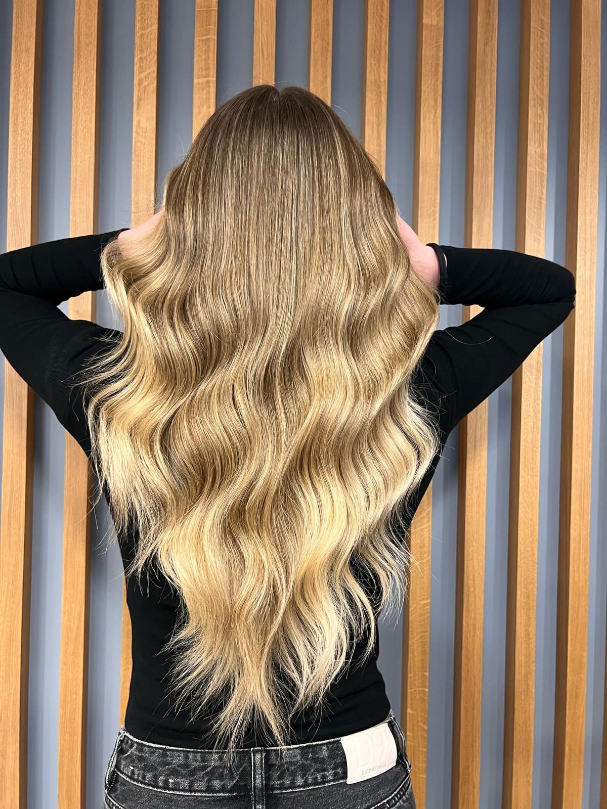 Balayage biondo su lunghezze ondulate