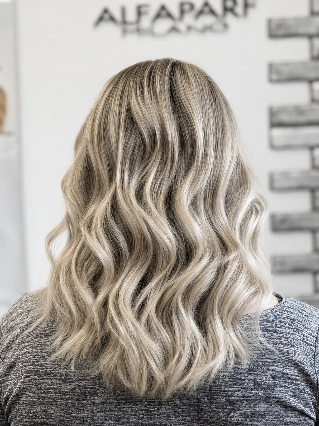 Capelli mossi con tecnica airtouch, sfumatura bionda naturale